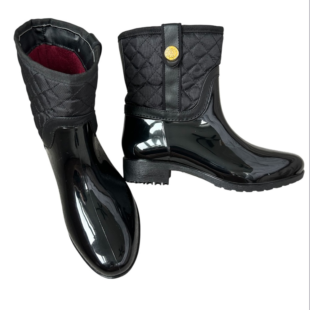 TOMMY HILFIGER Women’s Freza Rain Boots
Black Quilted Gold Medallion WetLook‎ 7